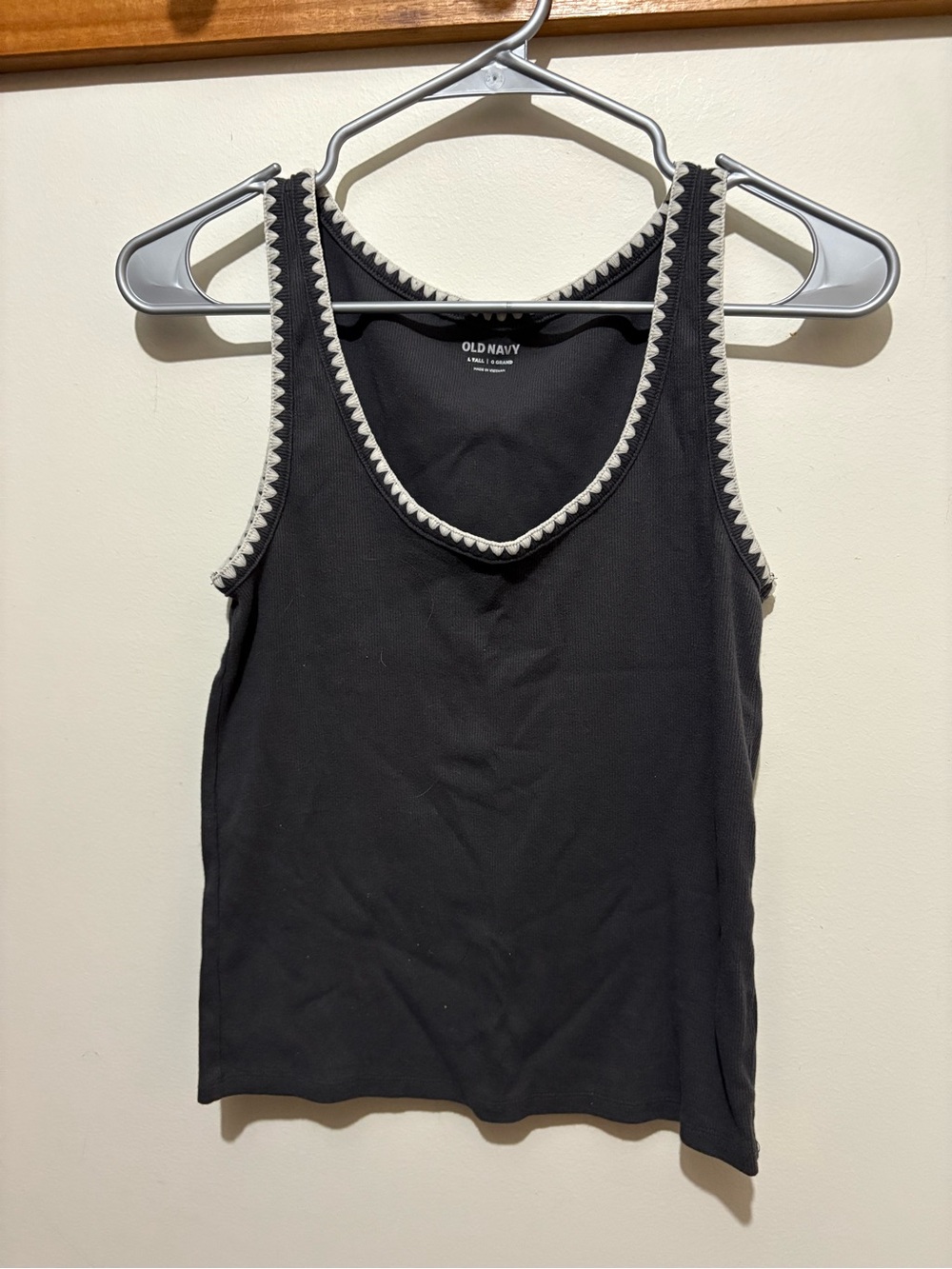 Old Navy Size L Black Tank with Cream Scallop Trim